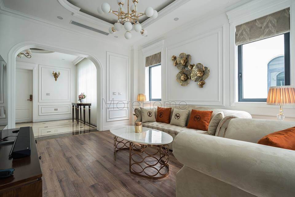 Bộ sofa nỉ tân cổ điển màu trung tính đem lại sự hài hòa cho không gian phòng khách biệt thự giản lược thiết kế biệt thự tân cổ điển