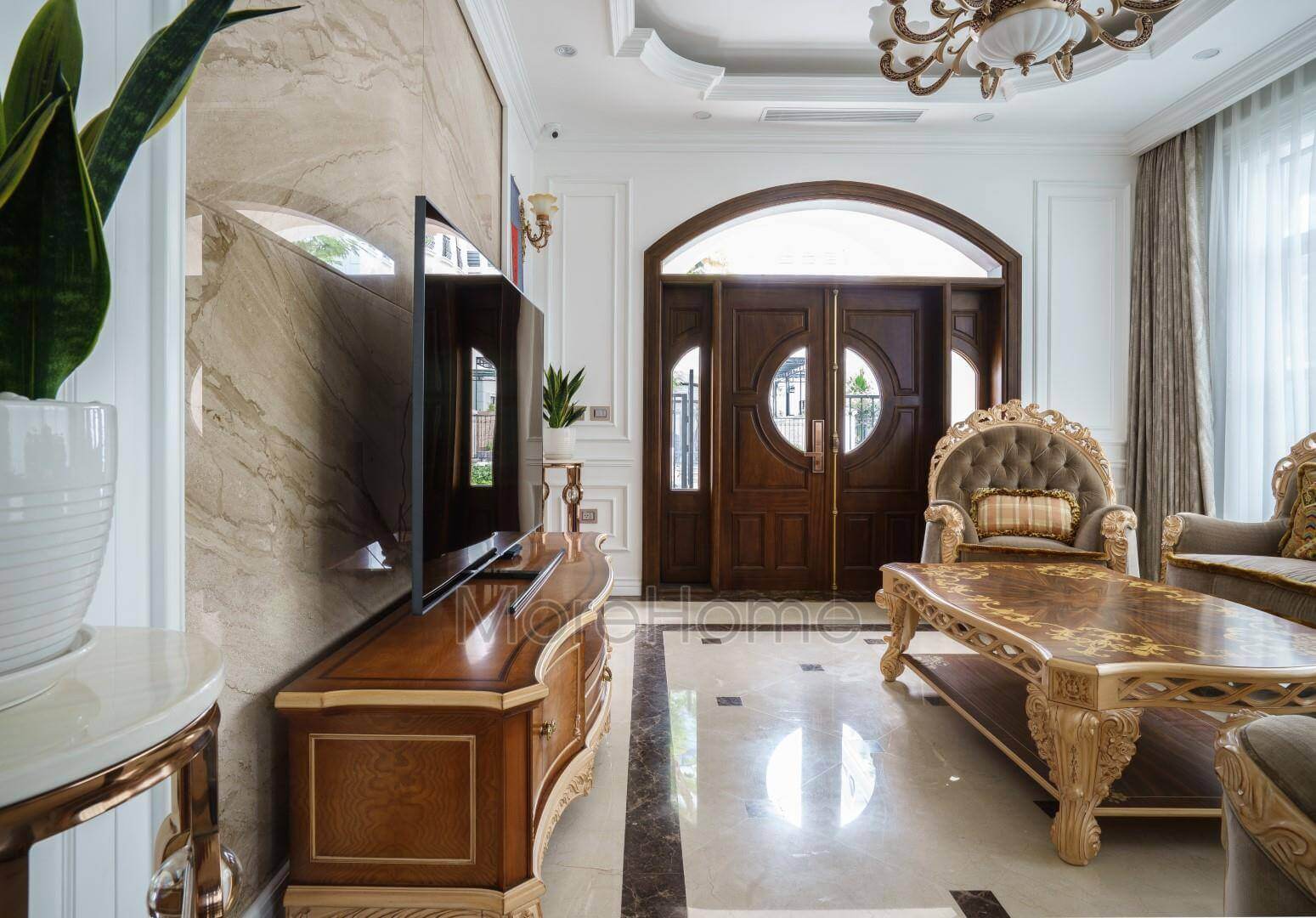 Biệt thự Hải Phòng được bố trí bộ ghế sofa nệm thường thức nhưng với thiết kế khá tinh tế ở những điểm chạm, khắc Thi công nội thất biệt thự