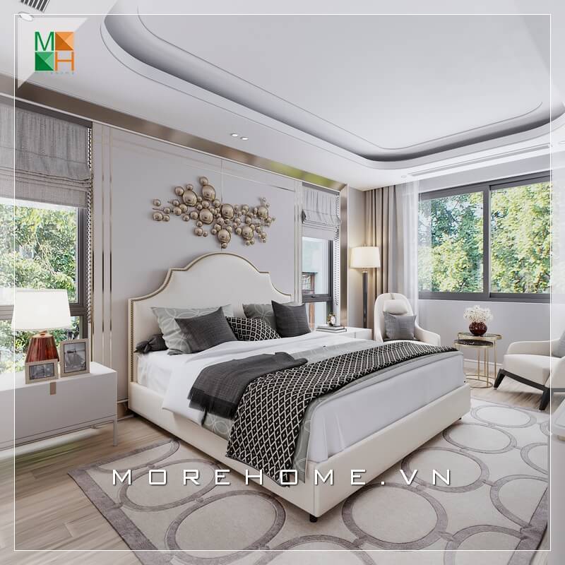 Một mẫu thiết kế phòng ngủ có nhiều cửa sổ thoáng đãng nổi bật lên là chiếc giường tân cổ điển sắc kem sang trọng. Thi công nội thất biệt thự